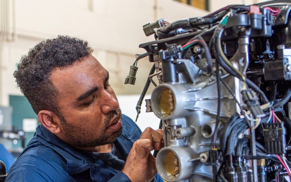 International Students Learn About Outboard Engines at NAVSCIATTS