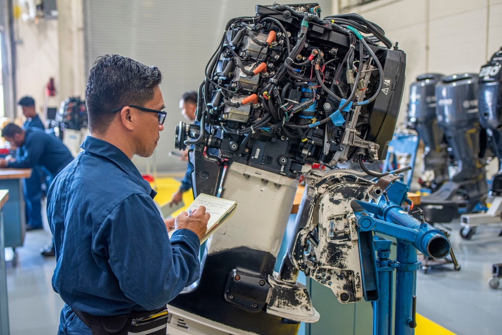 International Students Learn About Outboard Engines at NAVSCIATTS