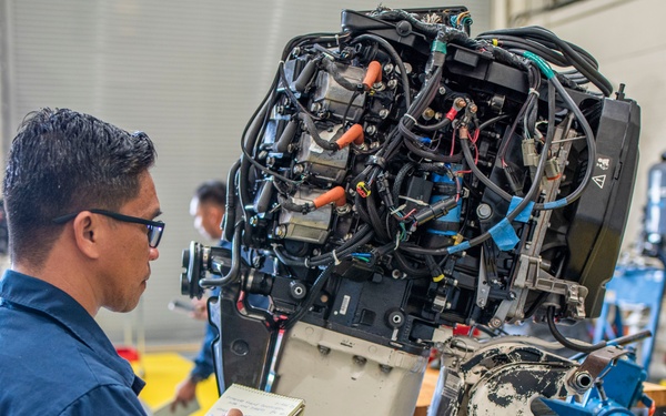 International Students Learn About Outboard Engines at NAVSCIATTS