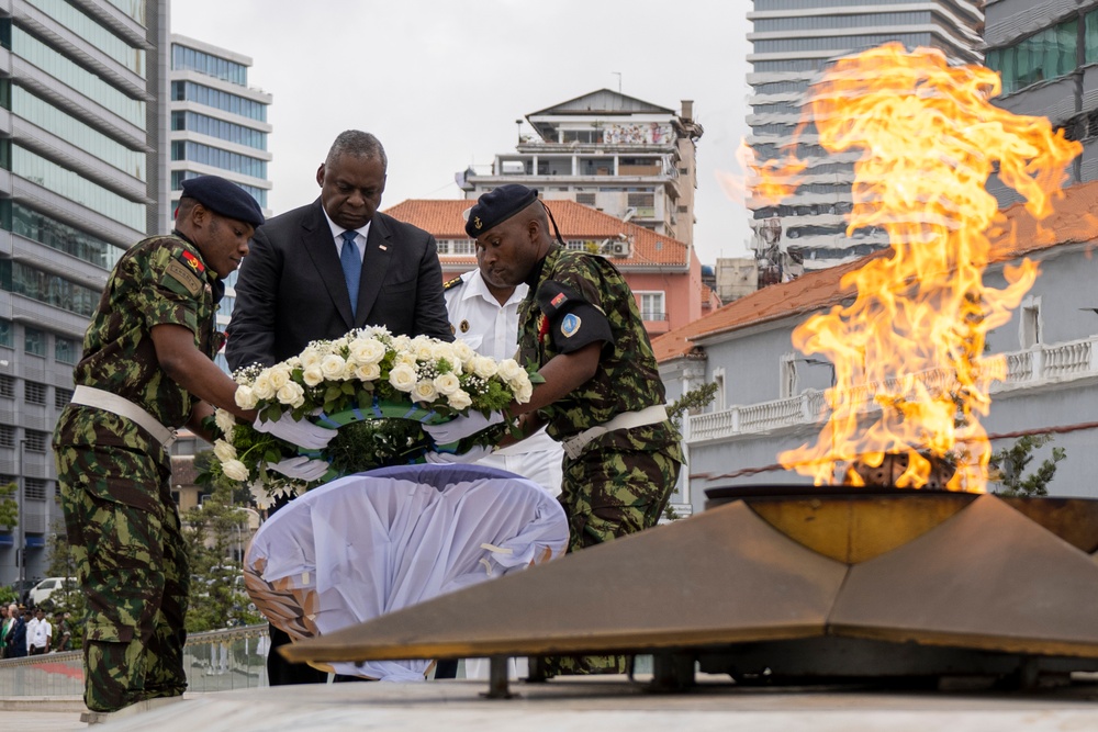 SD Meets with Angola President, Minister of State and Head of the Military House of the President