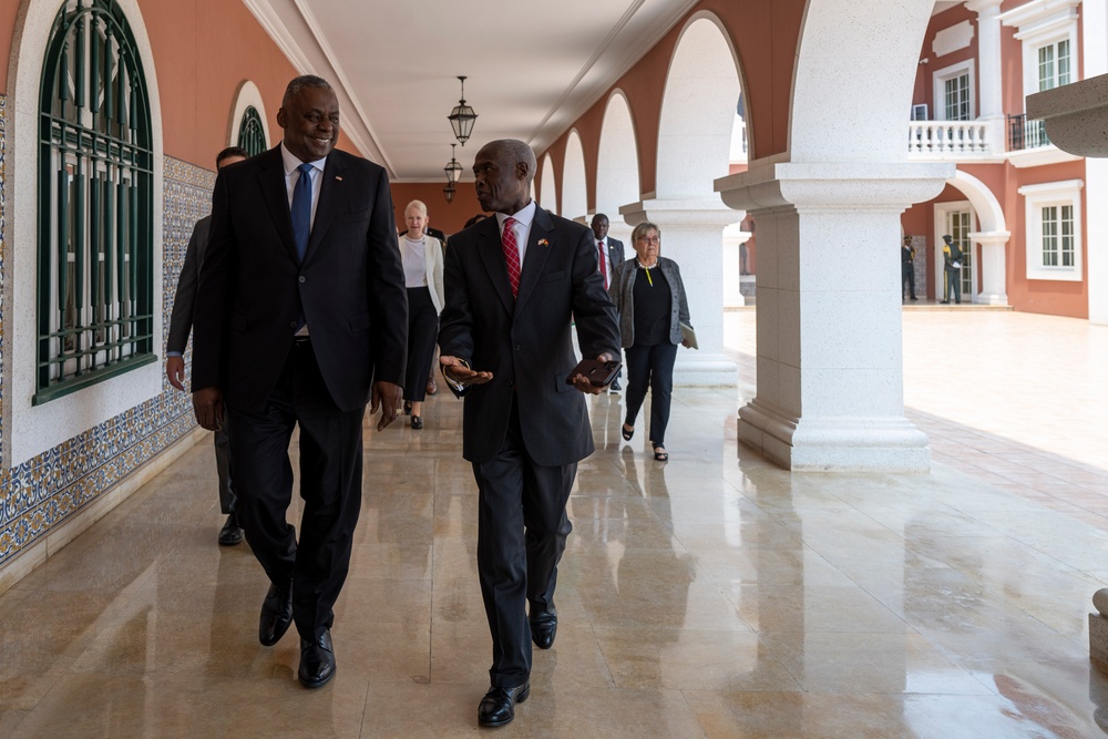 SD Meets with Angola President, Minister of State and Head of the Military House of the President