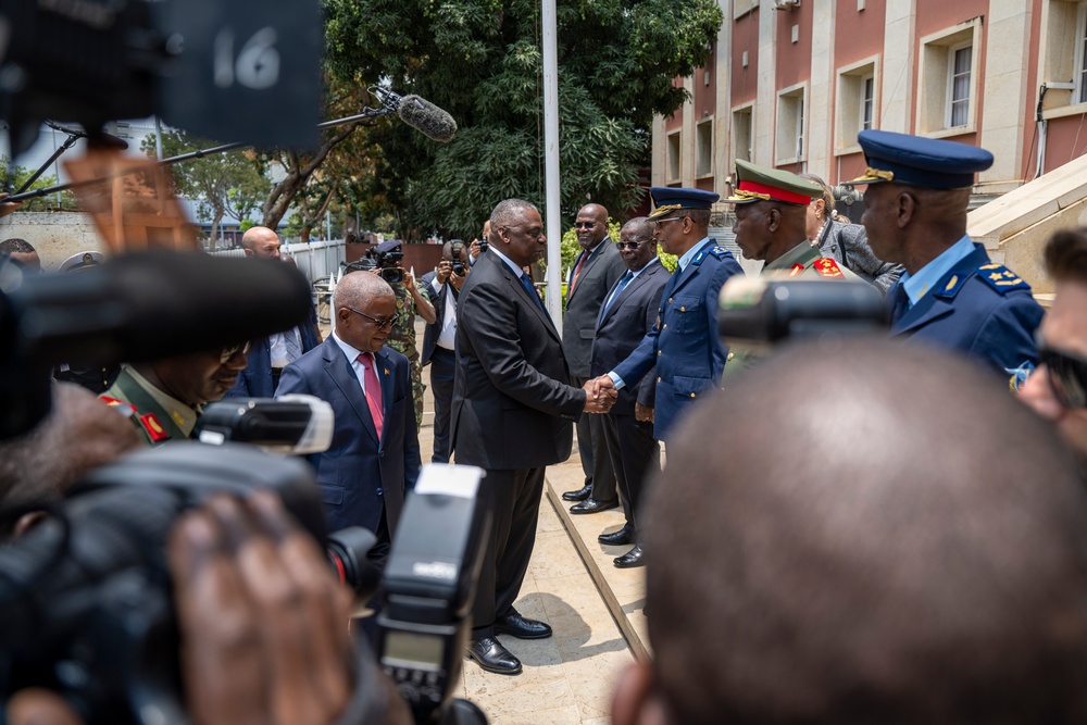 SD Meets with Angola President, Minister of State and Head of the Military House of the President