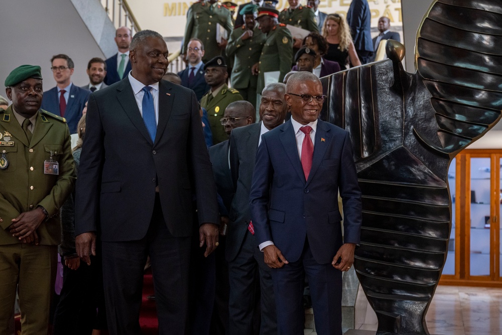 SD Meets with Angola President, Minister of State and Head of the Military House of the President