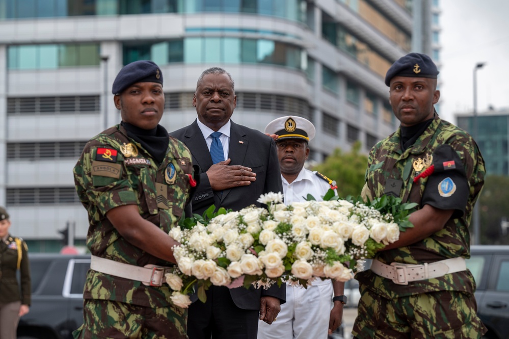 SD Meets with Angola President, Minister of State and Head of the Military House of the President