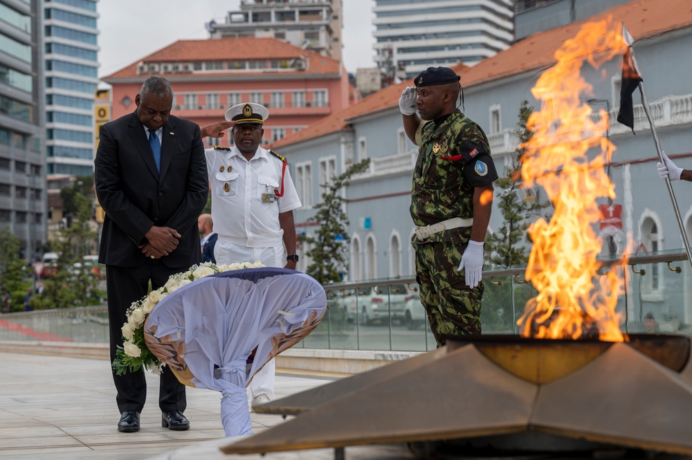 SD Meets with Angola President, Minister of State and Head of the Military House of the President