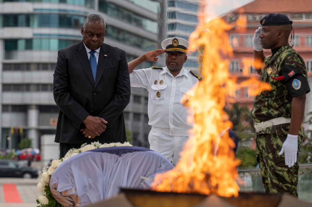 SD Meets with Angola President, Minister of State and Head of the Military House of the President