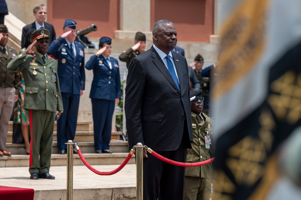 SD Meets with Angola President, Minister of State and Head of the Military House of the President