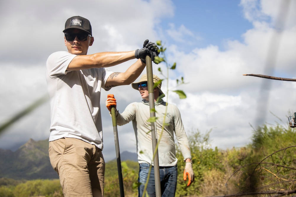 Celebrating National Public Lands Day: Volunteers participate in Puha Stream and Bellows Beach cleanup.