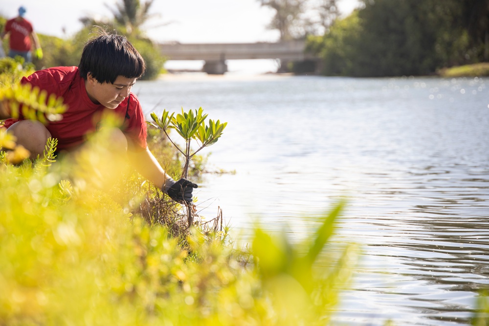 Celebrating National Public Lands Day: Volunteers participate in Puha Stream and Bellows Beach cleanup.