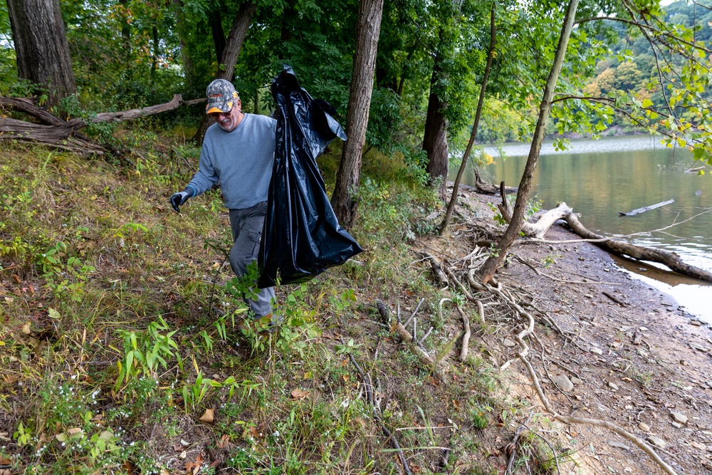 Volunteers bridge generations through conservation during National Public Lands Day