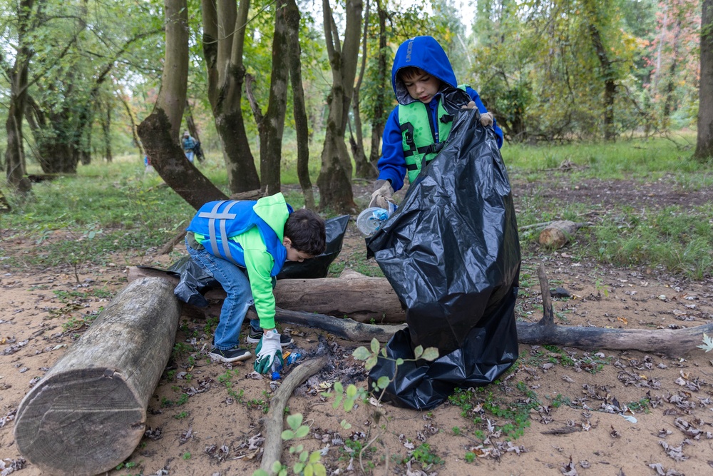 Volunteers bridge generations through conservation during National Public Lands Day