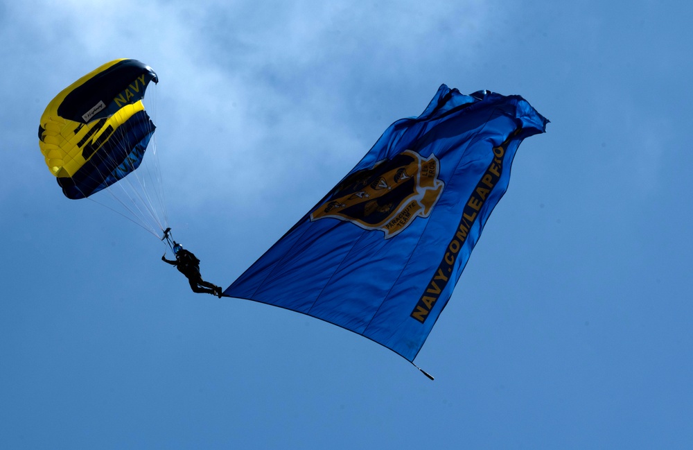 Navy Leap Frogs Jump into Pacific Airshow 2023