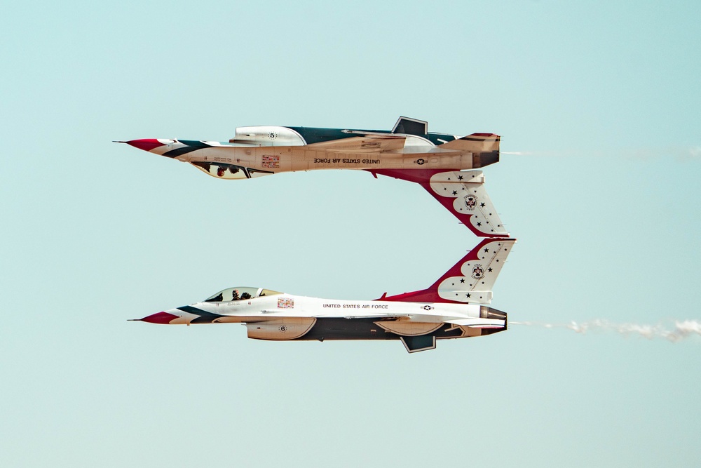 Thunderbirds kick off California airshows in style