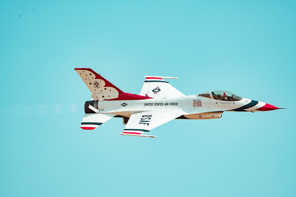 Thunderbirds kick off California airshows in style