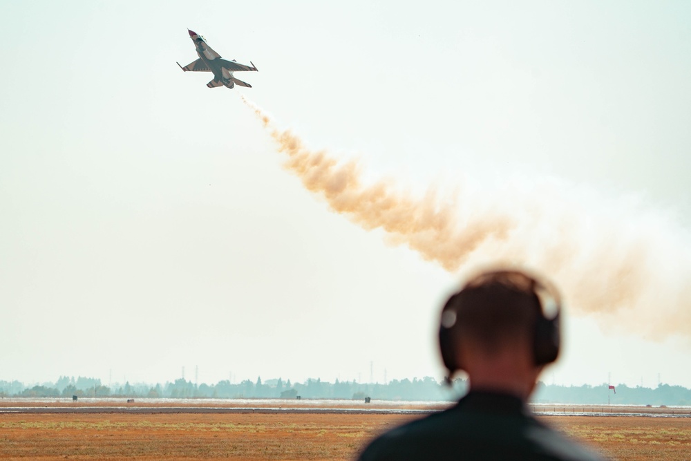 Thunderbirds kick off California airshows in style