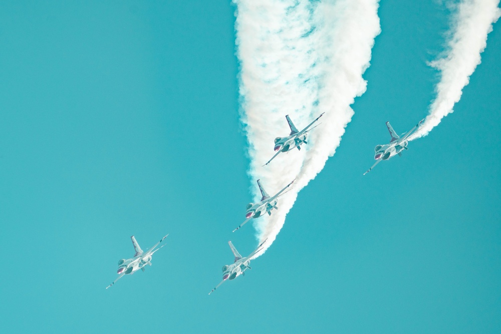 Thunderbirds kick off California airshows in style