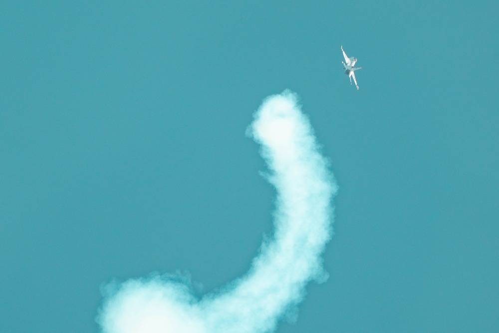 Thunderbirds kick off California airshows in style