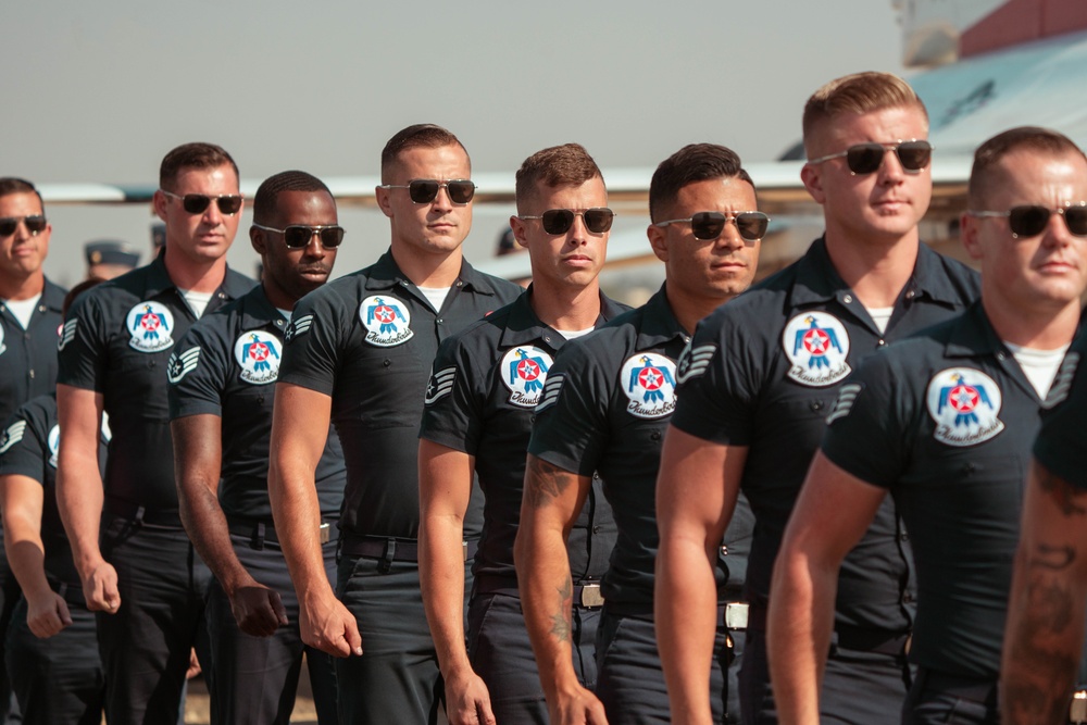 Thunderbirds kick off California airshows in style