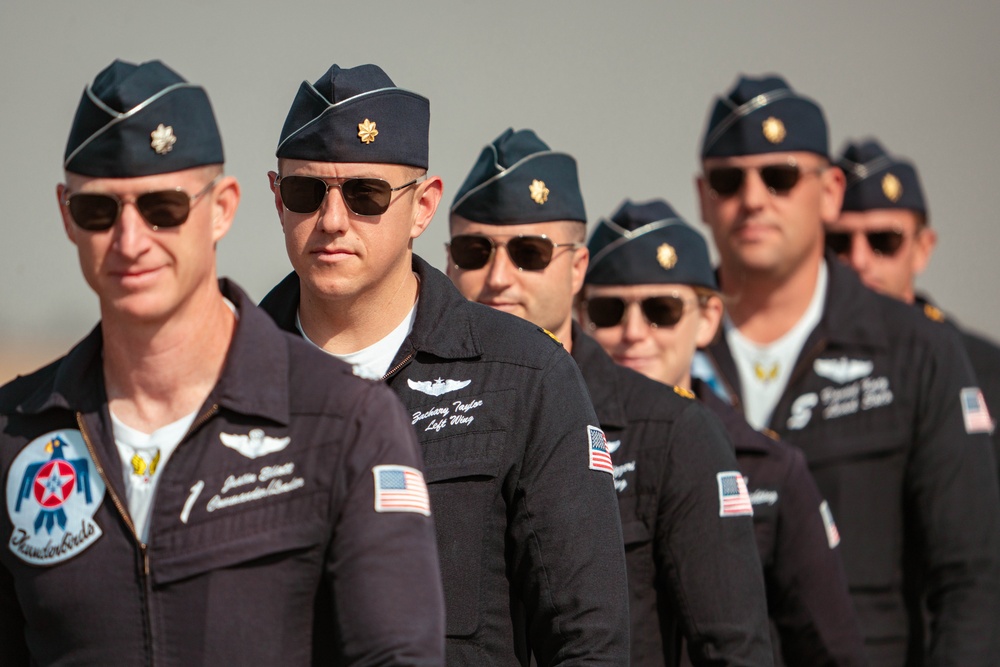 Thunderbirds kick off California airshows in style