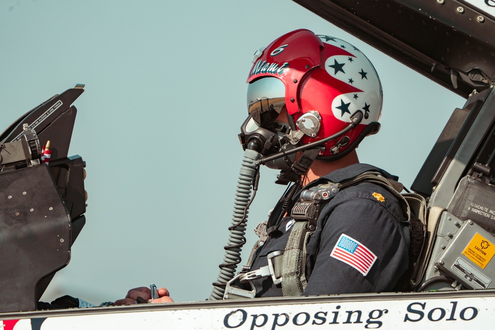 Thunderbirds kick off California airshows in style