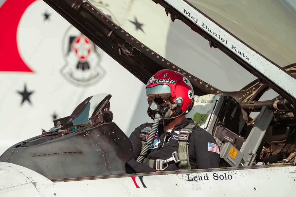 Thunderbirds kick off California airshows in style