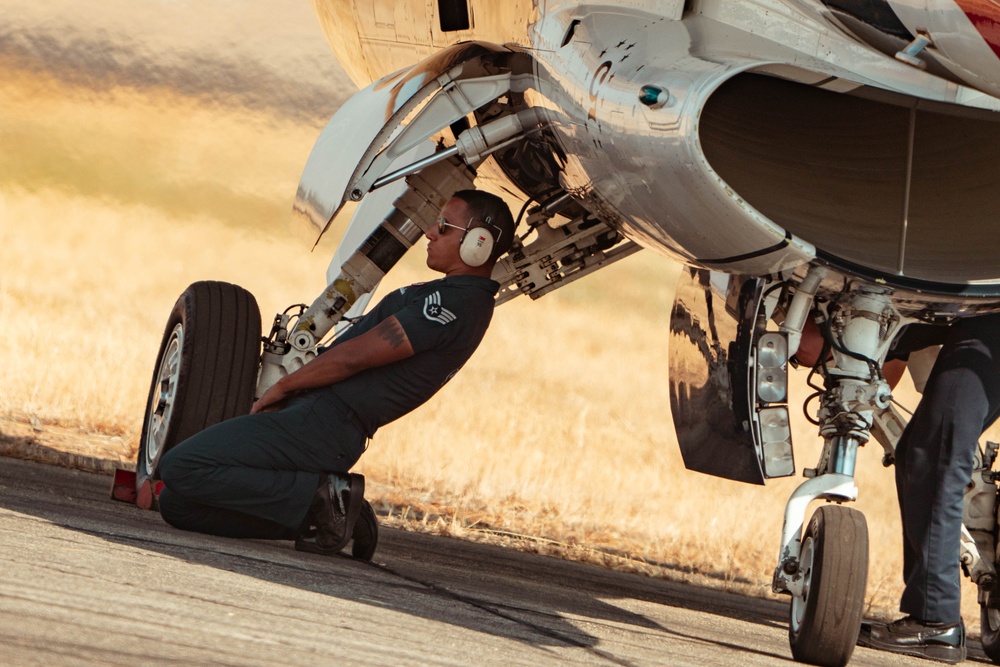 Thunderbirds kick off California airshows in style