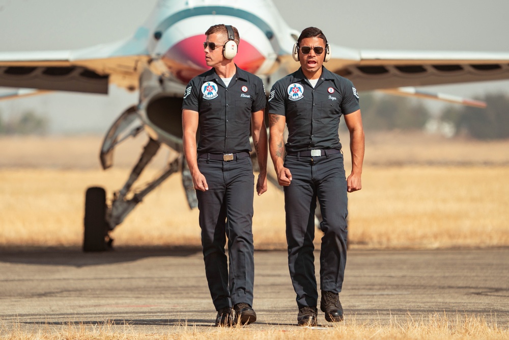 Thunderbirds kick off California airshows in style