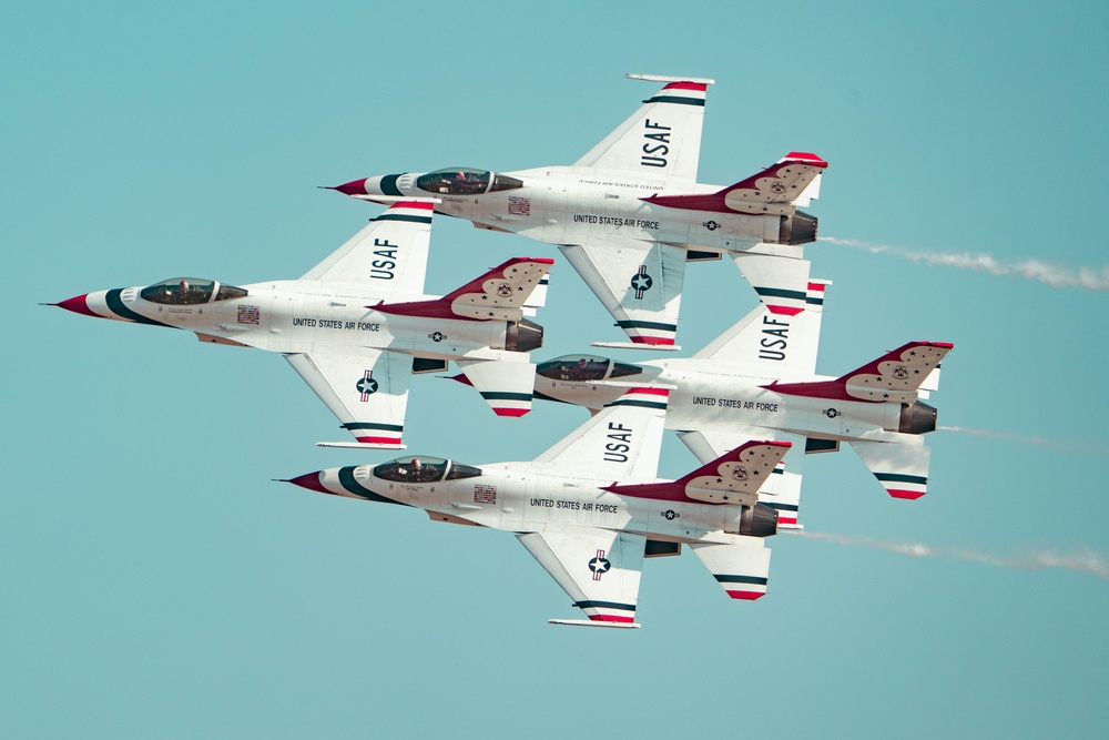 Thunderbirds kick off California airshows in style