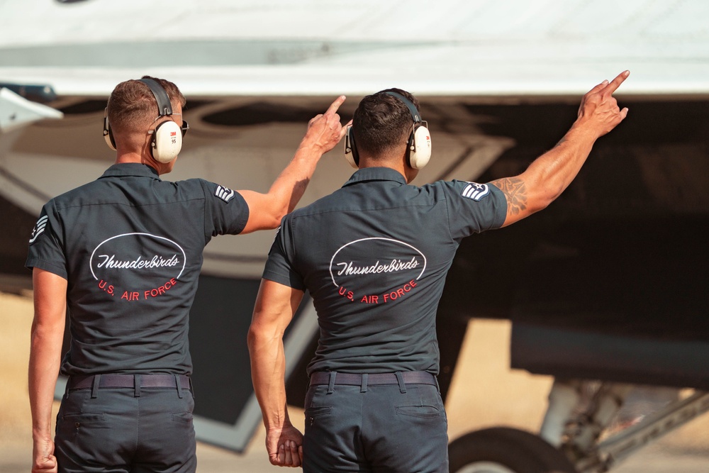 Thunderbirds kick off California airshows in style