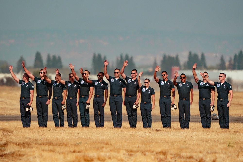 Thunderbirds kick off California airshows in style