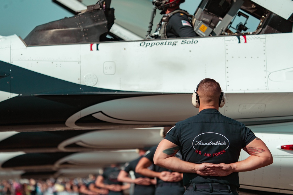 Thunderbirds kick off California airshows in style