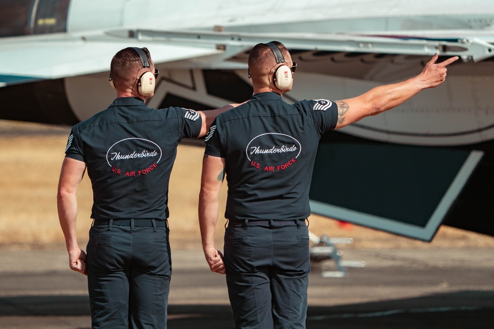 Thunderbirds kick off California airshows in style