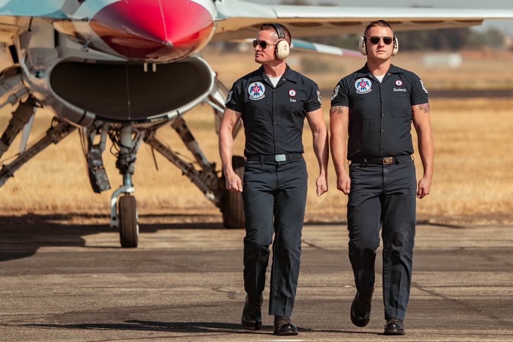 Thunderbirds kick off California airshows in style