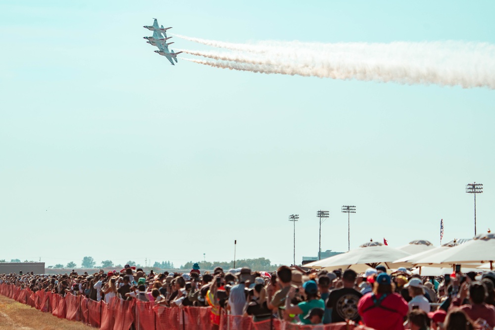 Thunderbirds kick off California airshows in style