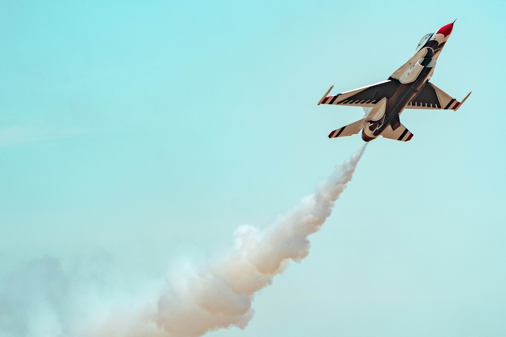 Thunderbirds kick off California airshows in style