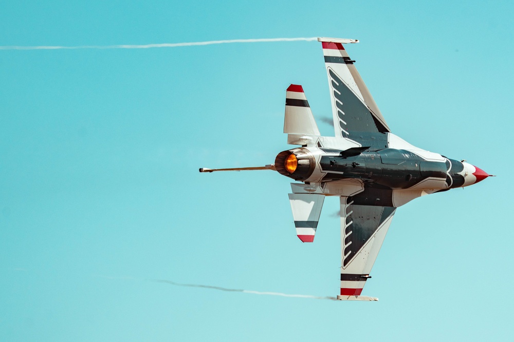 Thunderbirds kick off California airshows in style