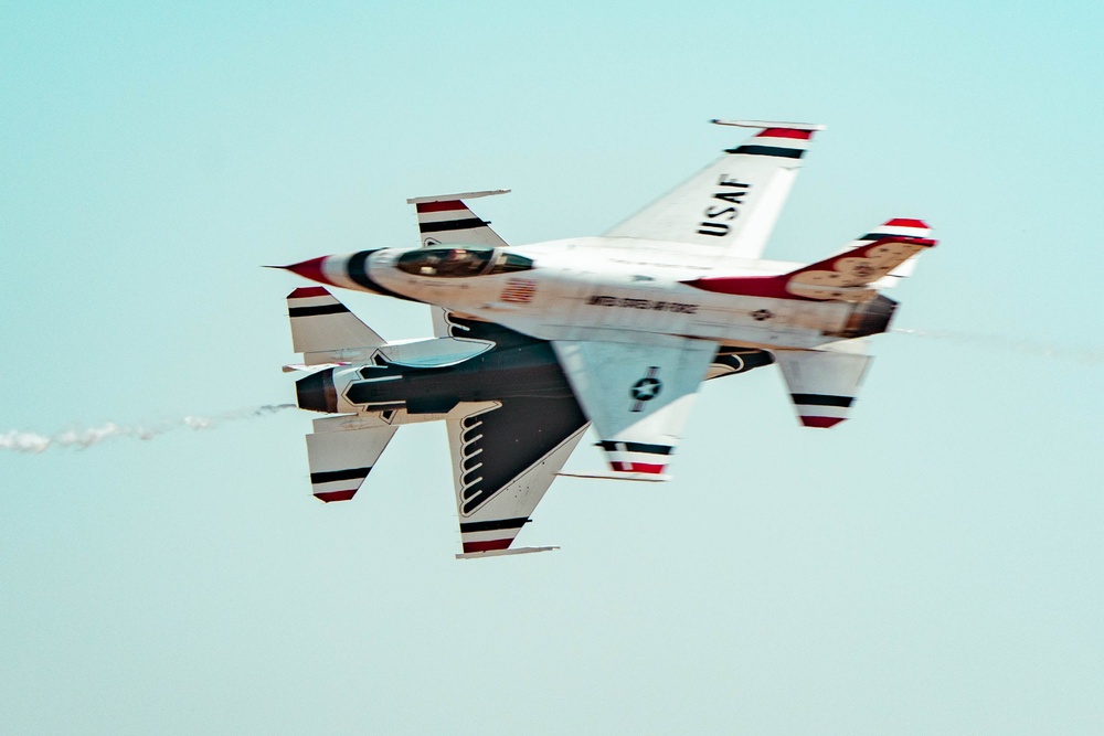 Thunderbirds kick off California airshows in style