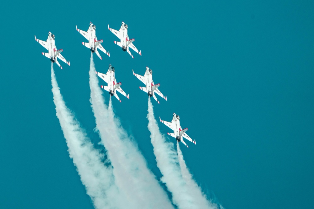 Thunderbirds kick off California airshows in style