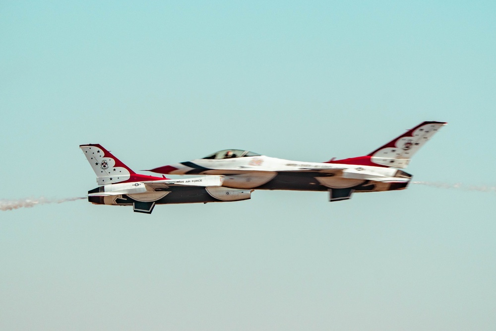 Thunderbirds kick off California airshows in style