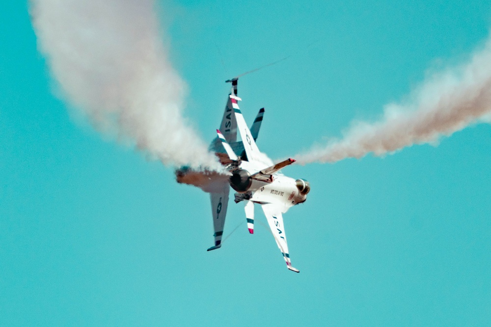 Thunderbirds kick off California airshows in style