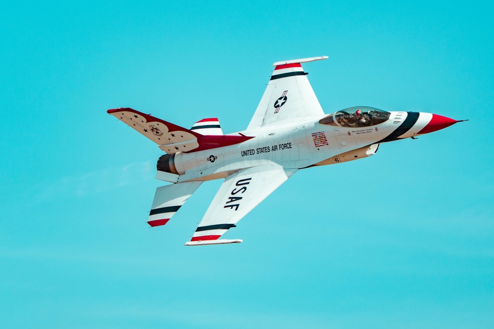 Thunderbirds kick off California airshows in style