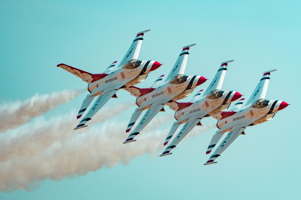 Thunderbirds kick off California airshows in style