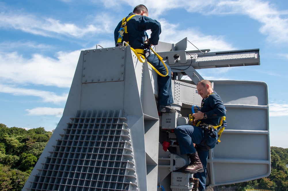 USS Ronald Reagan (CVN 76) Sailors conduct maintenance while working aloft