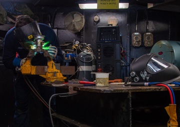 USS Ronald Reagan (CVN 76) Sailor braises piping