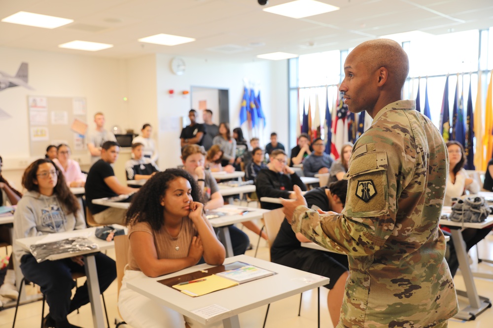 7th MSC talks Army Reserve Careers with KHS JROTC