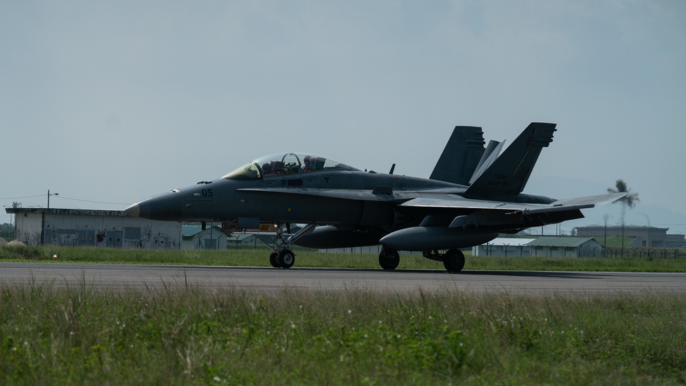 US, Royal Malaysia Air Force fly in formation during Cope Taufan