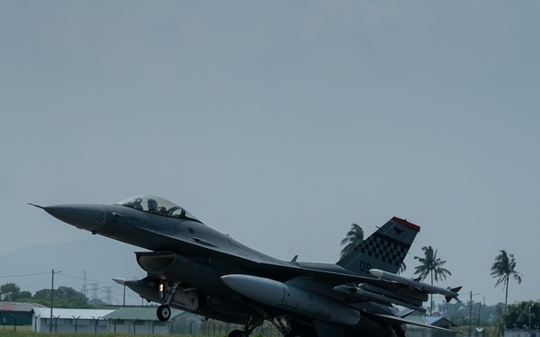 US, Royal Malaysia Air Force fly in formation during Cope Taufan