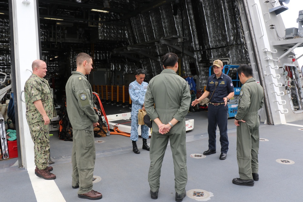 ROYAL SINGAPORE AIR FORCE TOURS USS MOBILE (LCS 26)