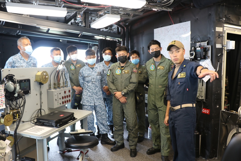 ROYAL SINGAPORE AIR FORCE TOURS USS MOBILE (LCS 26)