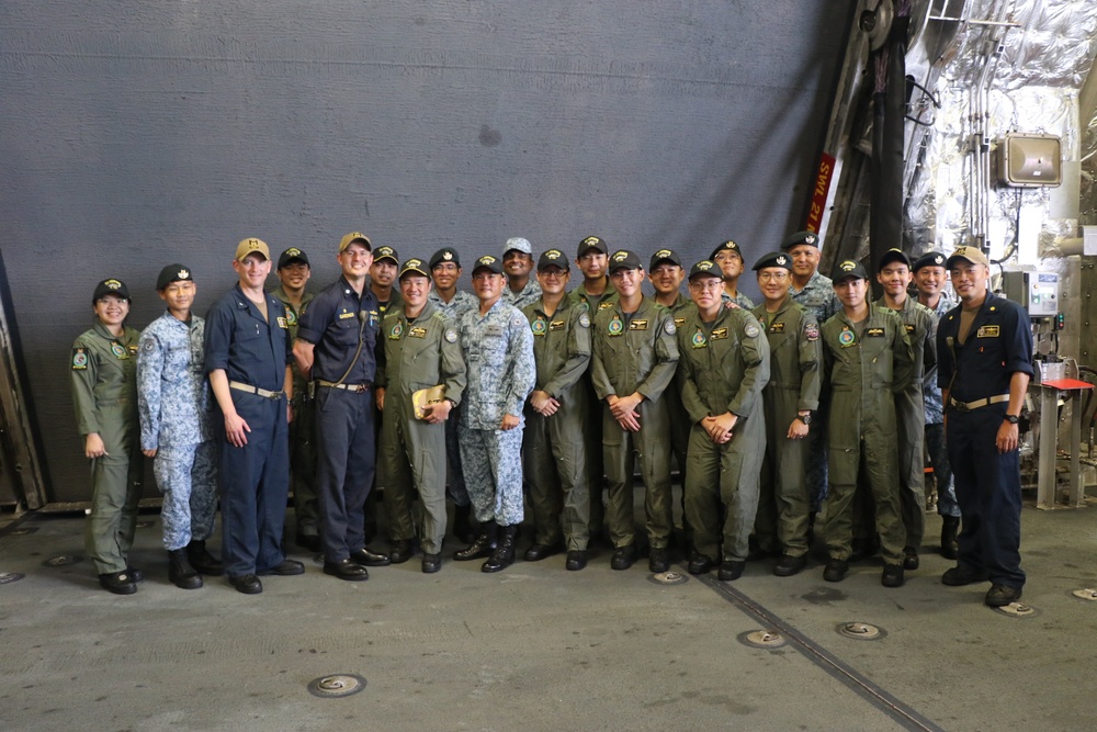 ROYAL SINGAPORE AIR FORCE TOURS USS MOBILE (LCS 26)